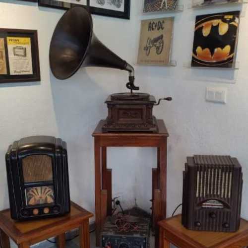 Victrola Style Horn Gramophone